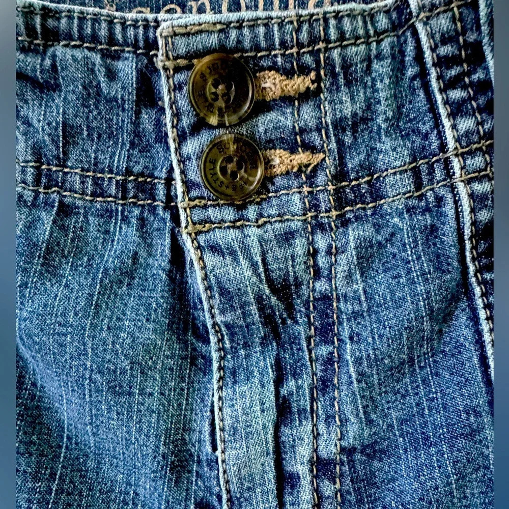Sonoma 10 Lifestyle Original Shorts w/cuffed hem & button accents. Distressed. - Picture 4 of 9